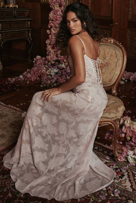 klær seren myk rosa floral maxi-kjole med blonder bak House of CB J6RL366