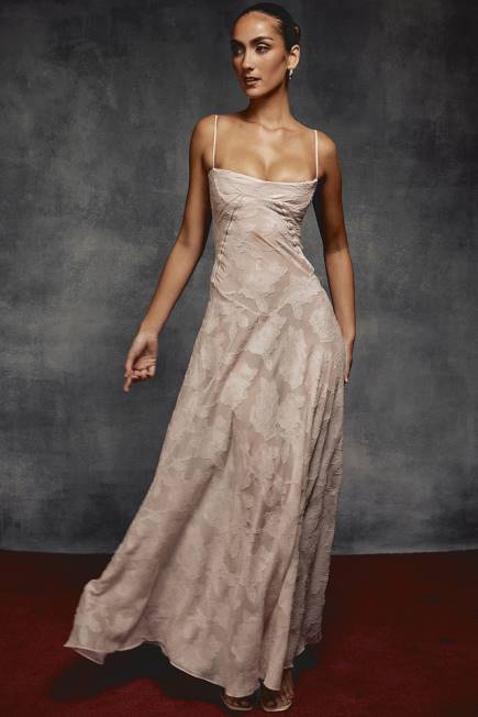 klær seren myk rosa floral maxi-kjole med blonder bak House of CB J6RL366