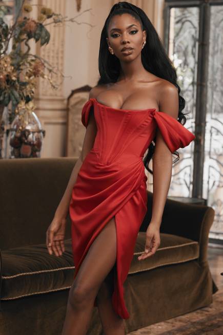 klær loretta rød sateng off shoulder kjole House of CB J6RL630