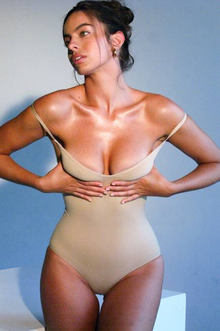 klær sculpting hel kort bodysuit mandel House of CB J6RL1274