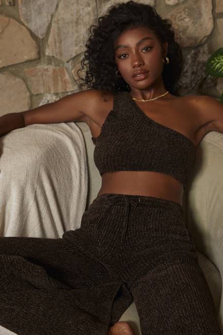 klær charlie sjokolade chenille en skulder crop top House of CB J6RL782