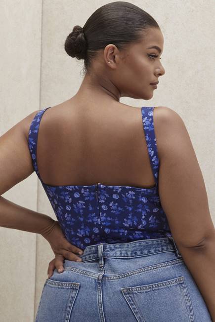 klær savia bodysuit med blomstrete safirer House of CB J6RL804
