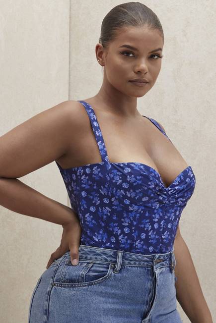 klær savia bodysuit med blomstrete safirer House of CB J6RL804