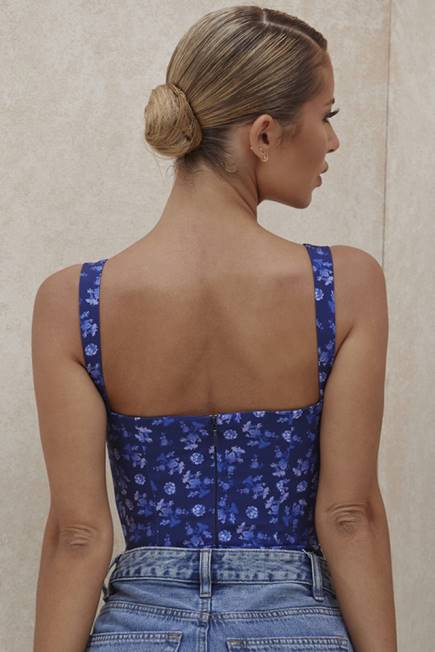 klær savia bodysuit med blomstrete safirer House of CB J6RL804