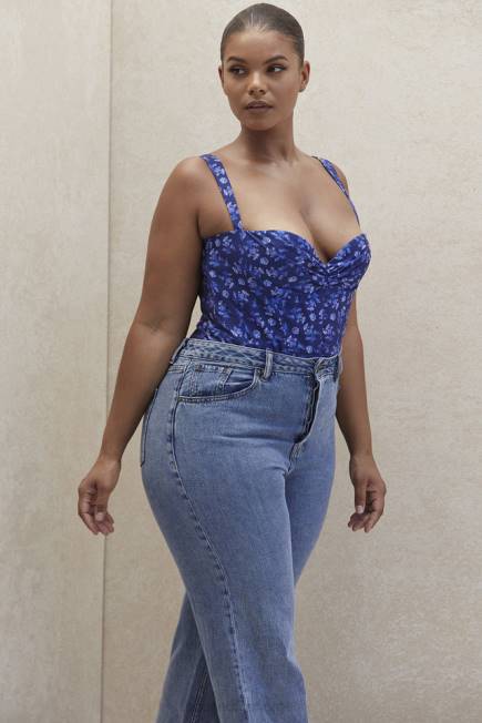 klær savia bodysuit med blomstrete safirer House of CB J6RL804